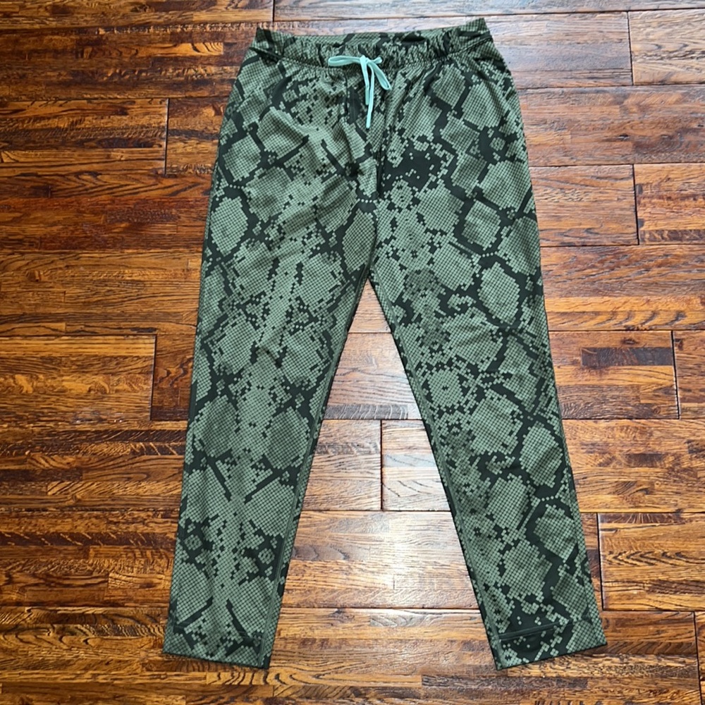 Lululemon Jet Crop Slim Ziggy Snake Fatigue Gator Green